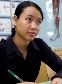 Vietnamská studentka Tran Thi Triong skládá zkoušku z češtiny