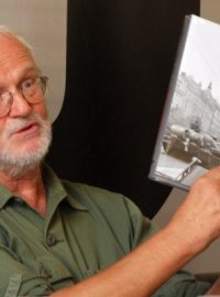 Fotograf Josef Koudelka se svou knihou Invaze 68