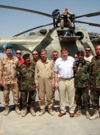 Čeští a afghánští vojáci před jedním z tréninkových vrtulníků