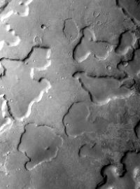 Ploché prohlubně v rovníkové oblasti Marsu nad 2000 km dlouhou roklinou Ares Vallis