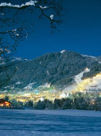 Noční pohled na lyžařské středisko Kitzbühel