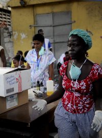 Lékaři bez hranic pokračují v poskytování zdravotnické pomoci obětem zemětřesení na Haiti ve svých zdravotnických zařízeních.