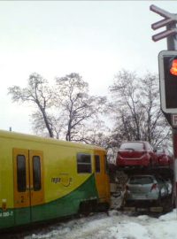Nehoda osobního vlaku s kamionem na železničním přejezdu v Kolíně.