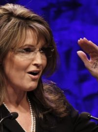 Sarah Palinová s tahákem v dlani.