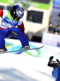 Snowboardistka Šárka Pančochová při olympijském závodě na U-rampě