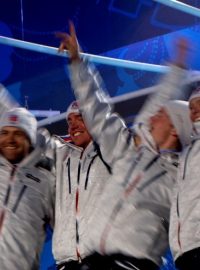 Zlatá štafeta Norů na stupních vítězů - Ole-Einar Bjoerndalen úplně vlevo