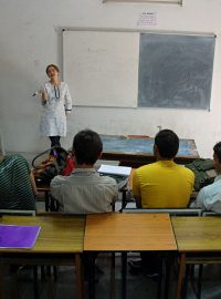 Učitelka Nora zasvěcuje studenty