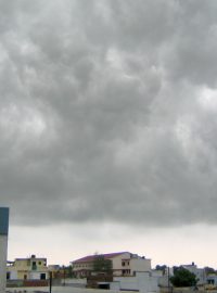 Monzunová oblačnost nad městem Lucknow v Indii