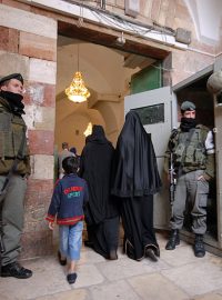 Izraelská policie hlídá bezpečnost muslimů
