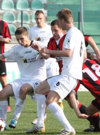Mostečtí fotbalisté Rusetski a Hofmann v souboji o míč s protihráči z Opavy.