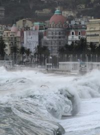 vlny zalily pláže v Nice