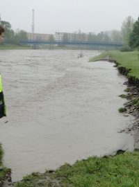 Náměstek primátorky M. Pobucký monitoruje nově vymletý břeh Ostravice ve Frýdku-Místku