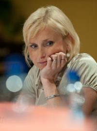 Kateřina Konečná za KSČM ve volební diskuzi s Martinem Veselovským v budově Českého rozhlasu v Ostravě dne 20.5.2010