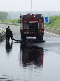 Odčerpávání vody z výjezdu na D1 ve Vrbici ve směru na Ostravu