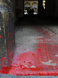 Před vchodem do sídla KSČM jsou ještě stále pozůstatky červené barvy, kterou zde nedávno aktivisté vylili jako symbol krve.