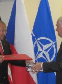 Ministři obrany Martin Barták a Robert Gates v Bruselu podepsali Smlouvu o spolupráci v obranném výzkumu