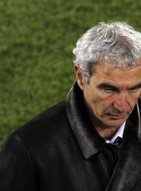 Zasmušilý trenér Francie Raymond Domenech po prohře s Mexikem