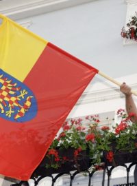Starosta Mikulova Rostislav Koštial vyvěšuje moravskou vlajku.