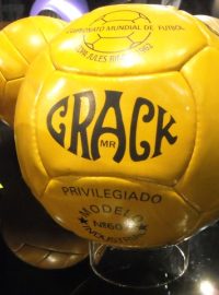 Na tenhle míč si fotbalisté Československa v Chile v roce 1962 zřejmě nestěžovali