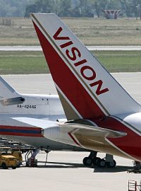 Americké a ruské letadlo na letišti ve Vídni, kde došlo k výměně špionů
