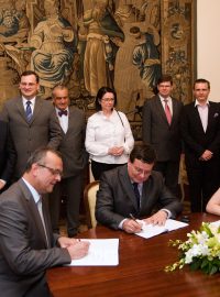 Podpis koaliční smlouvy mezi ODS, TOP 09 a Věcmi veřejnými