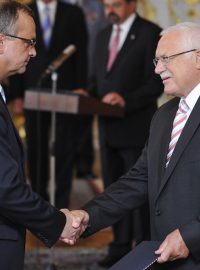 Miroslav Kalousek (vlevo, TOP 09) přebírá od prezidenta Václava Klause opět funkci ministra financí