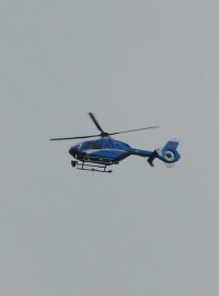 Policejní vrtulník ve vzduchu