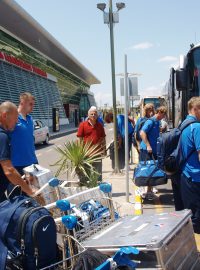 Vítejte v Tbilisi. Fotbalisté Baníku po příletu do Gruzie