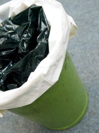 Igelitové tašky v Česku končí mnohdy v odpadkovém koši anebo samotné slouží jako nádoba na odpad.