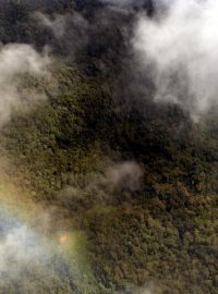 Letecký pohled na duhu nad pralesem,  Papua-Nová Guinea