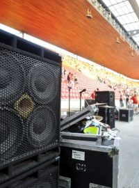 Zvuková aparatura při koncertu Pink