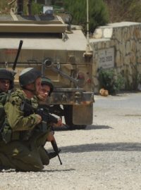 Izraelští vojáci u libanonské hranice.