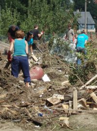 Dobrovolníci odklízejí škody po povodních (ilustr. obr.)