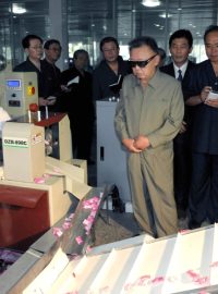Kim Čong-il na inspekci v továrně v Pchjongjangu.jpg