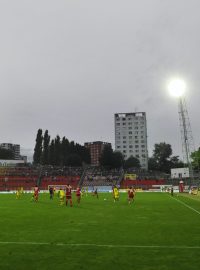 Brněnští fotbalisté na svém hřišti jakoby tápali - na protihráče nenašli žádný recept.