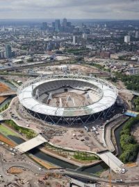 Rozestavěný olympijský stadión na pozadí Londýna