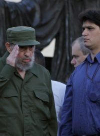 Fidel Castro ve vojenské uniformě vystoupil s projevem ke studentům