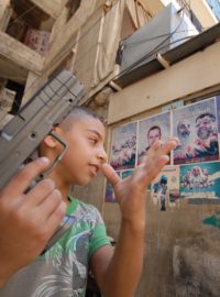 Mezi plakáty s teroristy z Hamásu si kluci hrají na příští válku