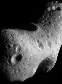 Obrázek asteroidu Eros pořízený NASA