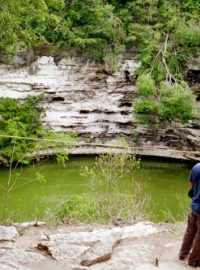 Cenote v Chichen Itzá, známý jako Studna smrti, kam staří Mayové vhazovali obětiny