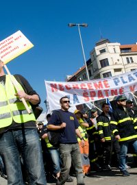 Předseda ČMKOS Jaroslav Zavadil (vlevo) během pochodu od ministerstva vnitra na náměstí Jana Palacha