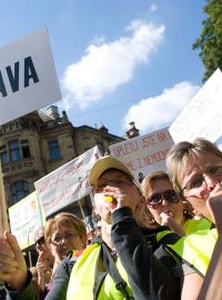 Hromadná demonstrace odborářů v Praze