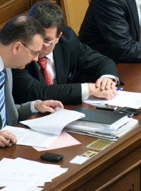 Premiér Petr Nečas (vlevo) a ministr obrany Alexandr Vondra při dnešním jednání schůze v Poslanecké sněmovně