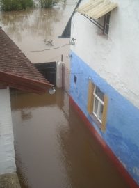 Bakov - zatopený dvůr a dům.jpg