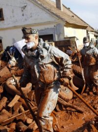 S odstraňováním jedovatého kalu pomáhají v Maďarsku i vojáci