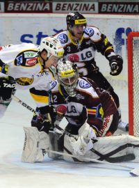 Předehrávka 9. kola hokejové extraligy: HC Benzina Litvínov - HC Sparta Praha 7. října v Litvínově. Vlevo litvínovský Jakub Černý atakuje brankáře Sparty Tomáše Pöpperleho (vpravo). V pozadí je Doug O´Brien ze Sparty.