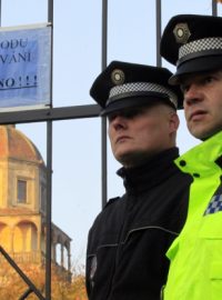 Zámek v Moravském Krumlově hlídá policie. Stěhování Slovanské epopeje se zastavilo