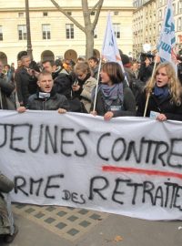 Demonstrace studentů před francouzským Senátem