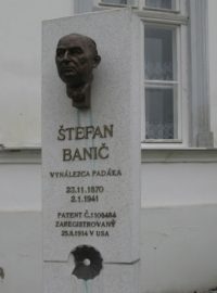 Busta vynálezce padáku Štefana Baniče v jeho rodných Smolenicích.