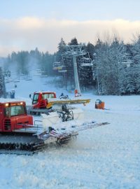 Rolbaři ve Skiareálu Lipno mají napilno, na sjezdovky musejí rozhrnout až čtyřmetrové hromady sněhu.